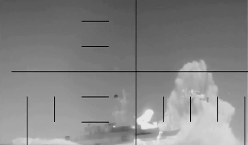 Sebuah video yang diduga memperlihatkan detik-detik tenggelamnya kapal perang Iran dirilis oleh Departemen Pertahanan Amerika Serikat pada Rabu. (Tangkapan Layar Video Reuters/DEPARTMENT OF DEFENSE)