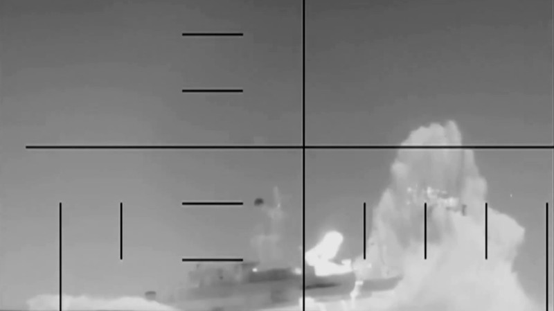 Sebuah video yang diduga memperlihatkan detik-detik tenggelamnya kapal perang Iran dirilis oleh Departemen Pertahanan Amerika Serikat pada Rabu. (Tangkapan Layar Video Reuters/DEPARTMENT OF DEFENSE)