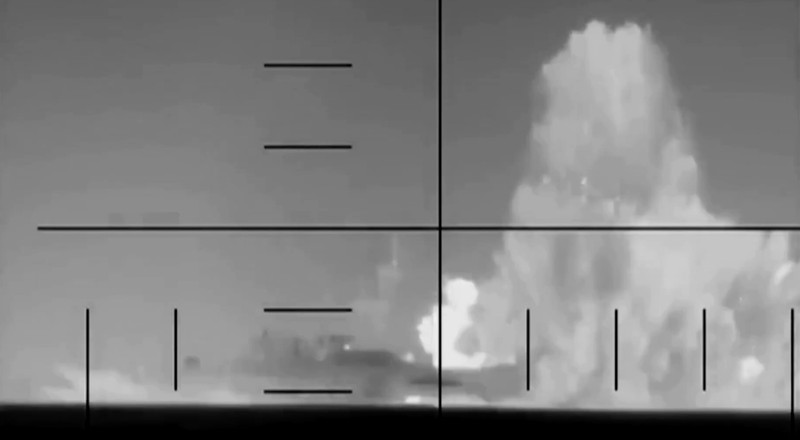 Sebuah video yang diduga memperlihatkan detik-detik tenggelamnya kapal perang Iran dirilis oleh Departemen Pertahanan Amerika Serikat pada Rabu. (Tangkapan Layar Video Reuters/DEPARTMENT OF DEFENSE)