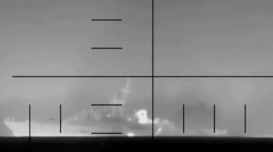 Sebuah video yang diduga memperlihatkan detik-detik tenggelamnya kapal perang Iran dirilis oleh Departemen Pertahanan Amerika Serikat pada Rabu. (Tangkapan Layar Video Reuters/DEPARTMENT OF DEFENSE)