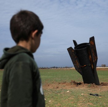 Penampakan Rudal Raksasa Nyasar Gagal Meledak & Menancap di Tanah