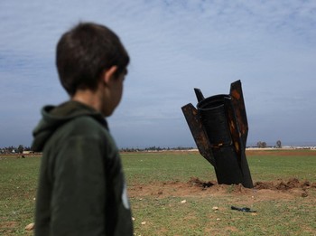 Penampakan Rudal Raksasa Nyasar Gagal Meledak & Menancap di Tanah