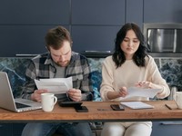 1 dari 3 Pria Gen-Z Bilang Istri Harus Patuhi Suaminya