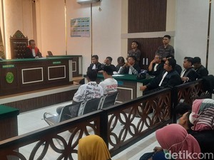 Terdakwa Demo Pati Botok dan Teguh Divonis 6 Bulan Pengawasan