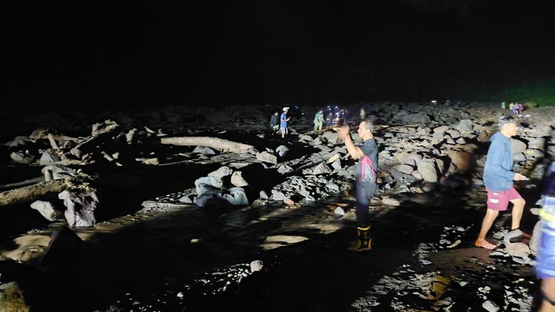 Tim SAR gabungan menemukan korban hilang yang terseret arus saat banjir lahar di Kabupaten Magelang, Jawa Tengah, Rabu (4/3). Korban ditemukan dalam kondisi meninggal dunia. Hingga hari ini Kamis (5/3) operasi pencarian masih terus dilakukan oleh tim SAR gabungan. (BPBD Kabupaten Magelang)