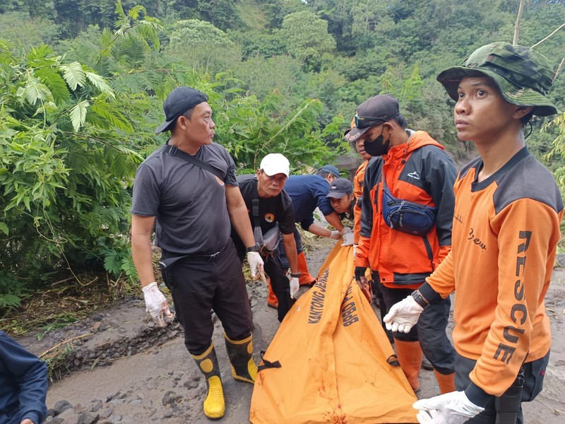 Tim SAR gabungan menemukan korban hilang yang terseret arus saat banjir lahar di Kabupaten Magelang, Jawa Tengah, Rabu (4/3). Korban ditemukan dalam kondisi meninggal dunia. Hingga hari ini Kamis (5/3) operasi pencarian masih terus dilakukan oleh tim SAR gabungan. (BPBD Kabupaten Magelang)