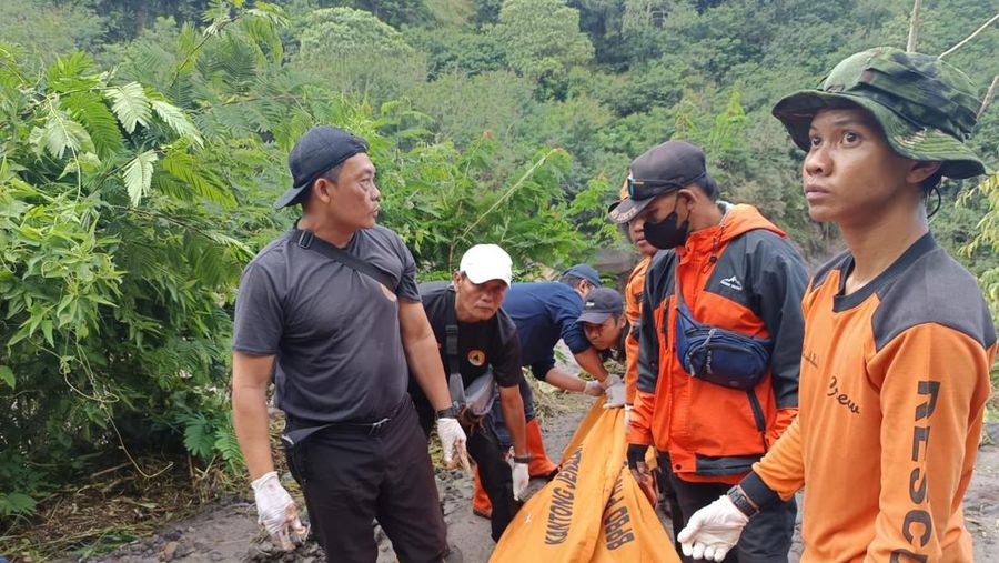 Tim SAR gabungan menemukan korban hilang yang terseret arus saat banjir lahar di Kabupaten Magelang, Jawa Tengah, Rabu (4/3). Korban ditemukan dalam kondisi meninggal dunia. Hingga hari ini Kamis (5/3) operasi pencarian masih terus dilakukan oleh tim SAR gabungan. (BPBD Kabupaten Magelang)