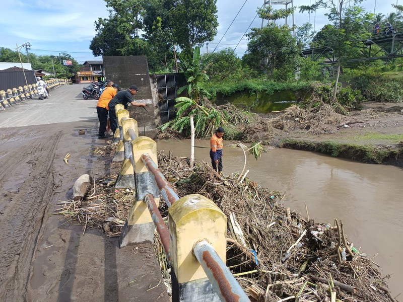 Tim SAR gabungan menemukan korban hilang yang terseret arus saat banjir lahar di Kabupaten Magelang, Jawa Tengah, Rabu (4/3). Korban ditemukan dalam kondisi meninggal dunia. Hingga hari ini Kamis (5/3) operasi pencarian masih terus dilakukan oleh tim SAR gabungan. (BPBD Kabupaten Magelang)