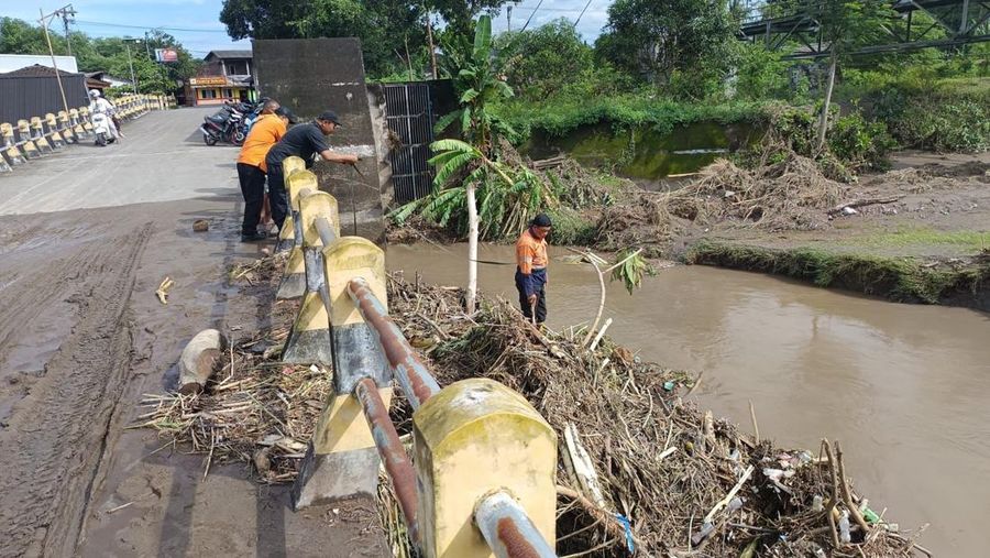 Tim SAR gabungan menemukan korban hilang yang terseret arus saat banjir lahar di Kabupaten Magelang, Jawa Tengah, Rabu (4/3). Korban ditemukan dalam kondisi meninggal dunia. Hingga hari ini Kamis (5/3) operasi pencarian masih terus dilakukan oleh tim SAR gabungan. (BPBD Kabupaten Magelang)