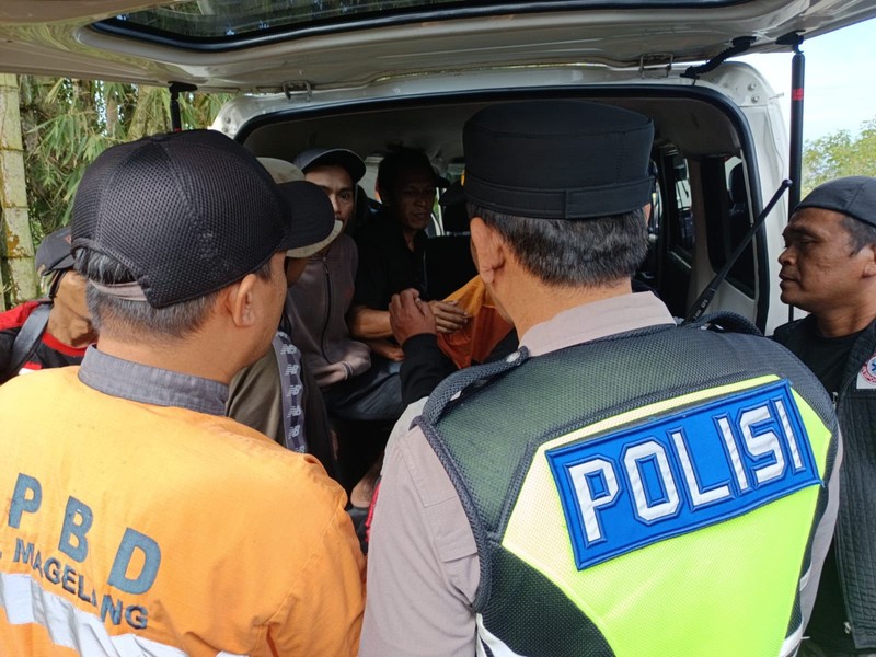 Tim SAR gabungan menemukan korban hilang yang terseret arus saat banjir lahar di Kabupaten Magelang, Jawa Tengah, Rabu (4/3). Korban ditemukan dalam kondisi meninggal dunia. Hingga hari ini Kamis (5/3) operasi pencarian masih terus dilakukan oleh tim SAR gabungan. (BPBD Kabupaten Magelang)