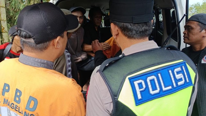 Tim SAR gabungan menemukan korban hilang yang terseret arus saat banjir lahar di Kabupaten Magelang, Jawa Tengah, Rabu (4/3). Korban ditemukan dalam kondisi meninggal dunia. Hingga hari ini Kamis (5/3) operasi pencarian masih terus dilakukan oleh tim SAR gabungan. (BPBD Kabupaten Magelang)