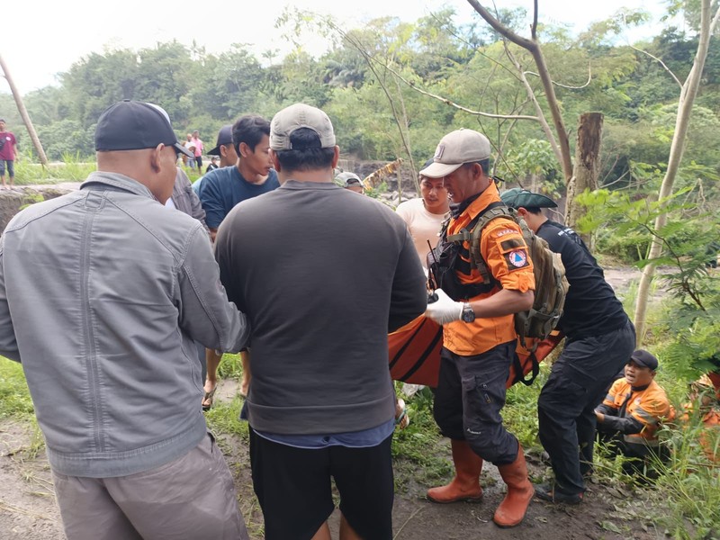 Tim SAR gabungan menemukan korban hilang yang terseret arus saat banjir lahar di Kabupaten Magelang, Jawa Tengah, Rabu (4/3). Korban ditemukan dalam kondisi meninggal dunia. Hingga hari ini Kamis (5/3) operasi pencarian masih terus dilakukan oleh tim SAR gabungan. (BPBD Kabupaten Magelang)