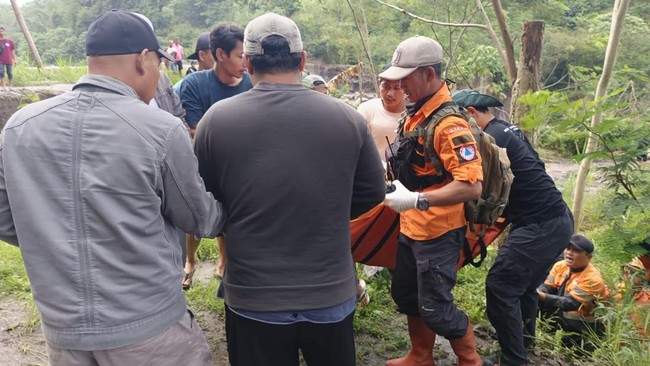 Penampakan Banjir Lahar Dingin di Magelang Gulung Truk-2 Orang Tewas