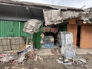 Momen Truk Terguling Timpa Warung di Bekasi, Galon Terpental-Sopir Pingsan