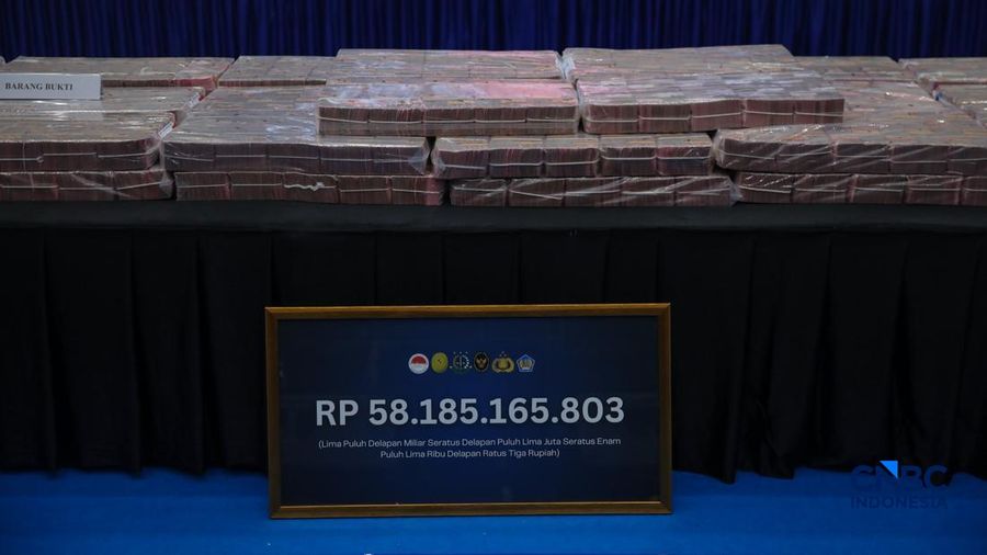 Petugas mentar umpukan uang saat Penyerahan Tanggung Jawab Dan Eksekusi Atas Harta Kekayaan Hasil Tindak Pidana Pencucian Uang Yang Berasal Dari Judi Online di Gedung Awaloedin Djamin Bareskrim Polri, Jakarta, Kamis (5/3/2026). (CNBC Indonesia/Faisal Rahman)