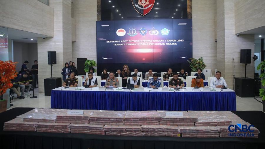 Petugas mentar umpukan uang saat Penyerahan Tanggung Jawab Dan Eksekusi Atas Harta Kekayaan Hasil Tindak Pidana Pencucian Uang Yang Berasal Dari Judi Online di Gedung Awaloedin Djamin Bareskrim Polri, Jakarta, Kamis (5/3/2026). (CNBC Indonesia/Faisal Rahman)