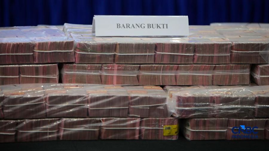 Petugas mentar umpukan uang saat Penyerahan Tanggung Jawab Dan Eksekusi Atas Harta Kekayaan Hasil Tindak Pidana Pencucian Uang Yang Berasal Dari Judi Online di Gedung Awaloedin Djamin Bareskrim Polri, Jakarta, Kamis (5/3/2026). (CNBC Indonesia/Faisal Rahman)