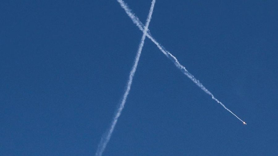 Kapal perusak berpeluru kendali kelas Arleigh Burke Angkatan Laut AS, USS Delbert D. Black, menembakkan Rudal Serangan Darat Tomahawk (TLAM) untuk mendukung serangan Operasi Epic Fury terhadap Iran dari lokasi yang dirahasiakan pada 28 Februari 2026. (U.S. Navy/Handout via REUTERS)