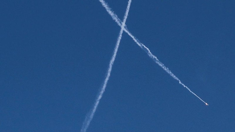 Kapal perusak berpeluru kendali kelas Arleigh Burke Angkatan Laut AS, USS Delbert D. Black, menembakkan Rudal Serangan Darat Tomahawk (TLAM) untuk mendukung serangan Operasi Epic Fury terhadap Iran dari lokasi yang dirahasiakan pada 28 Februari 2026. (U.S. Navy/Handout via REUTERS)