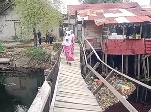 Meniti Asa di Jembatan Miring, Bakti Polri demi Senyum Anak Sekolah di Riau