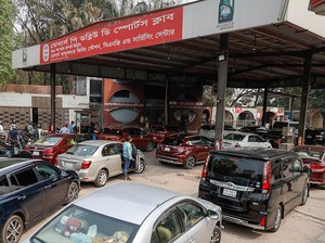 Bangladesh Krisis BBM, Warga Antre Berjam-jam, SPBU Terancam Dibakar