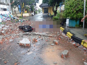 Pemotor yang Tewas Tertimpa Bangunan di Surabaya Usai Antar Anak Les