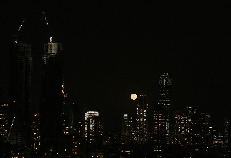 Serpihan-serpihan terang melesat melintasi langit dalam apa yang digambarkan media lokal sebagai rudal dengan hulu ledak yang terbelah, di tengah konflik AS-Israel dengan Iran, seperti yang terlihat dari Ashkelon, Israel, 5 Maret 2026. (REUTERS/Amir Cohen)