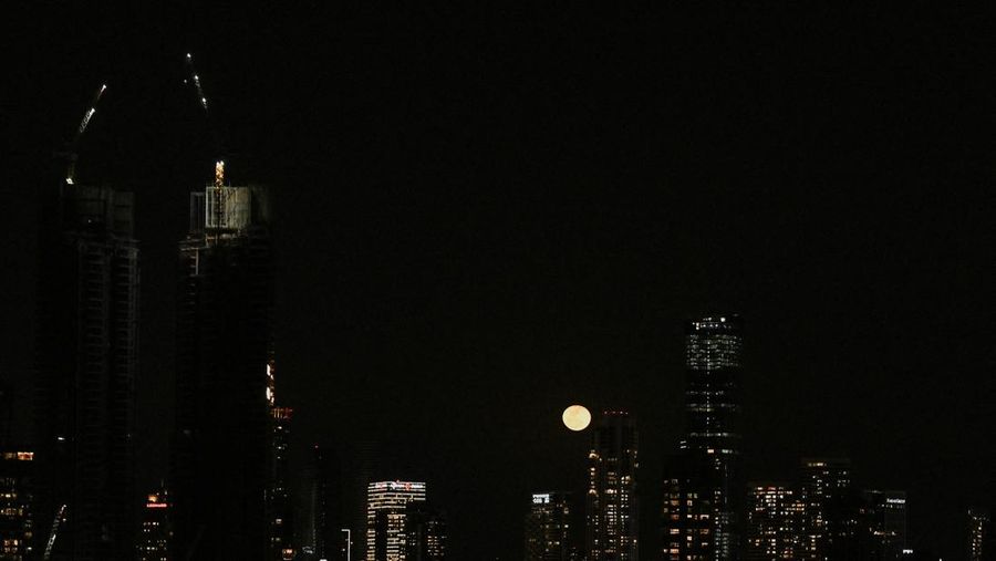 Serpihan-serpihan terang melesat melintasi langit dalam apa yang digambarkan media lokal sebagai rudal dengan hulu ledak yang terbelah, di tengah konflik AS-Israel dengan Iran, seperti yang terlihat dari Ashkelon, Israel, 5 Maret 2026. (REUTERS/Amir Cohen)