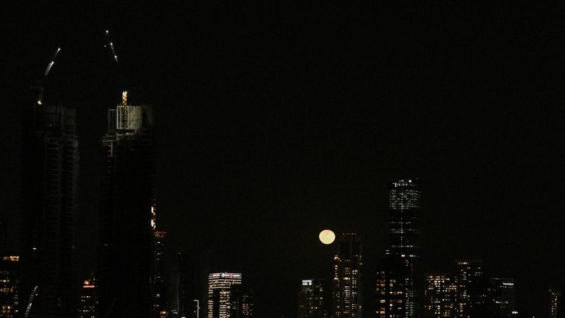 Serpihan-serpihan terang melesat melintasi langit dalam apa yang digambarkan media lokal sebagai rudal dengan hulu ledak yang terbelah, di tengah konflik AS-Israel dengan Iran, seperti yang terlihat dari Ashkelon, Israel, 5 Maret 2026. (REUTERS/Amir Cohen)