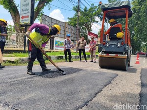 Bupati Sidoarjo Minta Perbaikan Jalan Siang-Malam, Tuntas Sebelum Lebaran
