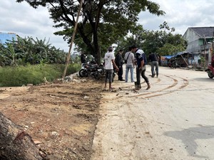 Awas! Ceceran Tanah Proyek di Jalan Alinda Bekasi Bikin Banyak Pemotor Jatuh