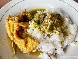 Cuma Jual Opor Ayam Sejak 1970-an, Warung Betawi Ini Masih Laris Manis!