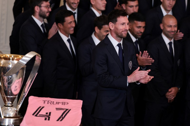 Presiden AS Donald Trump berjabat tangan dengan kapten Inter Miami CF Lionel Messi saat ia memberikan penghargaan kepada para pemain dan official tim Inter Miami CF, juara bertahan Major League Soccer (MLS), dalam sebuah acara di East Room Gedung Putih di Washington, D.C., AS, 5 Maret 2026. (REUTERS/Jonathan Ernst)