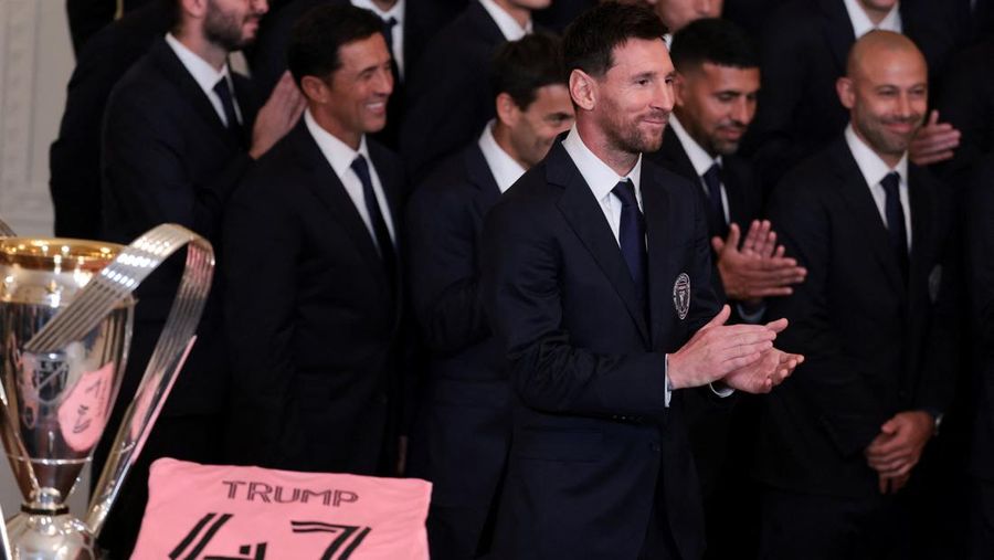 Presiden AS Donald Trump berjabat tangan dengan kapten Inter Miami CF Lionel Messi saat ia memberikan penghargaan kepada para pemain dan official tim Inter Miami CF, juara bertahan Major League Soccer (MLS), dalam sebuah acara di East Room Gedung Putih di Washington, D.C., AS, 5 Maret 2026. (REUTERS/Jonathan Ernst)