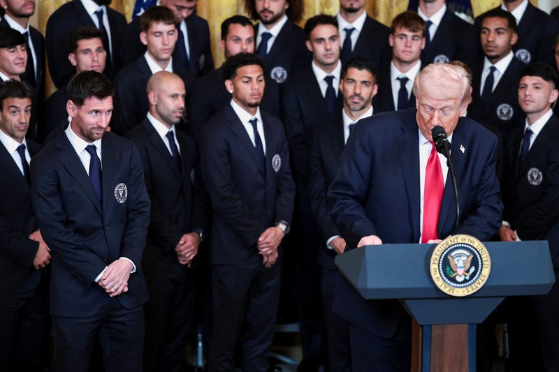Presiden AS Donald Trump tiba di samping kapten Inter Miami CF Lionel Messi, pada hari ia memberikan penghargaan kepada para pemain dan official tim Inter Miami CF, juara bertahan Major League Soccer (MLS), dalam sebuah acara di East Room Gedung Putih di Washington, D.C., AS, 5 Maret 2026. (REUTERS/Jonathan Ernst)