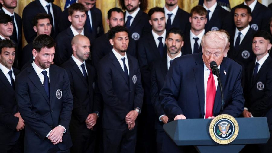Presiden AS Donald Trump tiba di samping kapten Inter Miami CF Lionel Messi, pada hari ia memberikan penghargaan kepada para pemain dan official tim Inter Miami CF, juara bertahan Major League Soccer (MLS), dalam sebuah acara di East Room Gedung Putih di Washington, D.C., AS, 5 Maret 2026. (REUTERS/Jonathan Ernst)