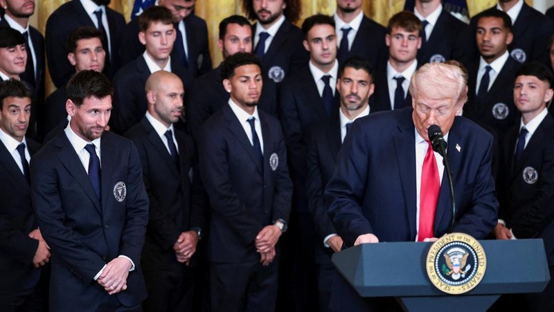 Presiden AS Donald Trump tiba di samping kapten Inter Miami CF Lionel Messi, pada hari ia memberikan penghargaan kepada para pemain dan official tim Inter Miami CF, juara bertahan Major League Soccer (MLS), dalam sebuah acara di East Room Gedung Putih di Washington, D.C., AS, 5 Maret 2026. (REUTERS/Jonathan Ernst)