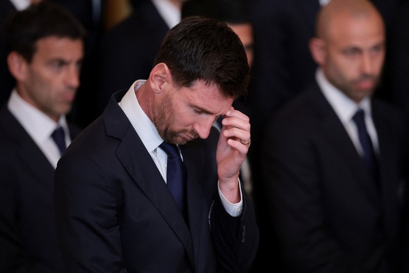 Presiden AS Donald Trump berjabat tangan dengan kapten Inter Miami CF Lionel Messi saat ia memberikan penghargaan kepada para pemain dan official tim Inter Miami CF, juara bertahan Major League Soccer (MLS), dalam sebuah acara di East Room Gedung Putih di Washington, D.C., AS, 5 Maret 2026. (REUTERS/Jonathan Ernst)