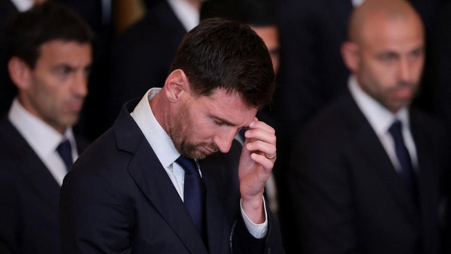 Presiden AS Donald Trump berjabat tangan dengan kapten Inter Miami CF Lionel Messi saat ia memberikan penghargaan kepada para pemain dan official tim Inter Miami CF, juara bertahan Major League Soccer (MLS), dalam sebuah acara di East Room Gedung Putih di Washington, D.C., AS, 5 Maret 2026. (REUTERS/Jonathan Ernst)