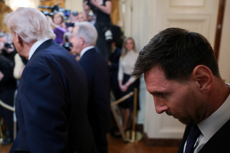 Presiden AS Donald Trump tiba di samping kapten Inter Miami CF Lionel Messi, pada hari ia memberikan penghargaan kepada para pemain dan official tim Inter Miami CF, juara bertahan Major League Soccer (MLS), dalam sebuah acara di East Room Gedung Putih di Washington, D.C., AS, 5 Maret 2026. (REUTERS/Jonathan Ernst)