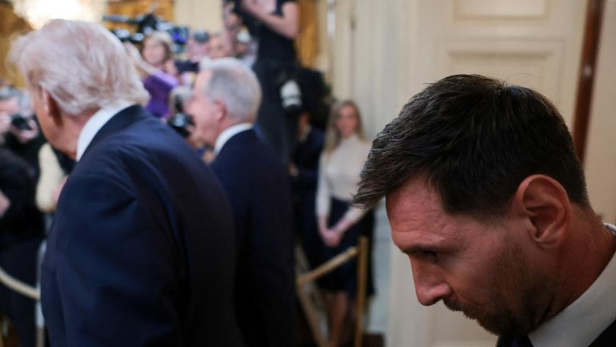 Presiden AS Donald Trump tiba di samping kapten Inter Miami CF Lionel Messi, pada hari ia memberikan penghargaan kepada para pemain dan official tim Inter Miami CF, juara bertahan Major League Soccer (MLS), dalam sebuah acara di East Room Gedung Putih di Washington, D.C., AS, 5 Maret 2026. (REUTERS/Jonathan Ernst)