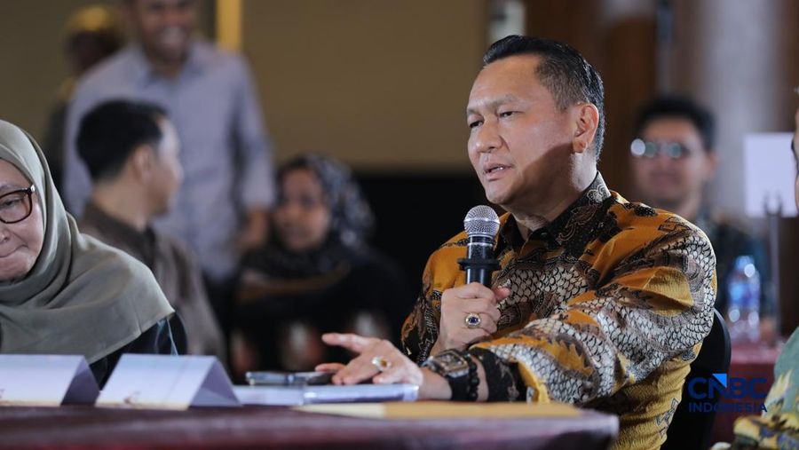 Ketua Komisi XII DPR RI, Bambang Patijaya saat menyampaikan pemaparan dalam Mining Forum 2026 di Menara Bank Mega, Jakarta, Kamis (6/3/2026). (CNBC Indonesia/Tri Susilo)