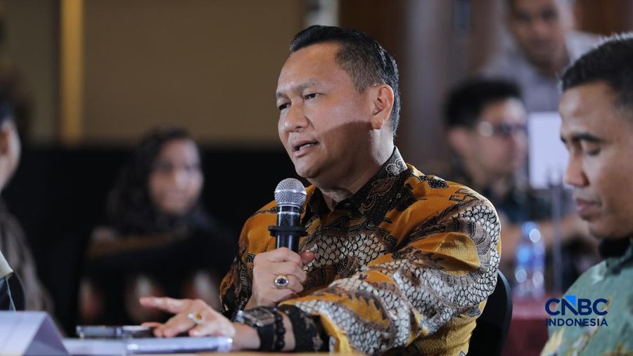 Ketua Komisi XII DPR RI, Bambang Patijaya saat menyampaikan pemaparan dalam Mining Forum 2026 di Menara Bank Mega, Jakarta, Kamis (6/3/2026). (CNBC Indonesia/Tri Susilo)