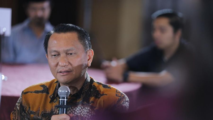 Ketua Komisi XII DPR RI, Bambang Patijaya saat menyampaikan pemaparan dalam Mining Forum 2026 di Menara Bank Mega, Jakarta, Kamis (6/3/2026). (CNBC Indonesia/Tri Susilo)