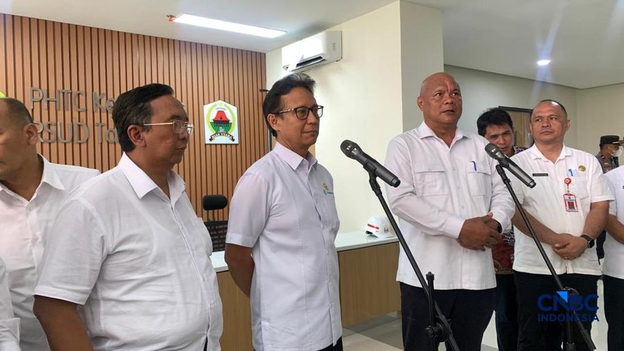 Menteri Kesehatan Budi Gunadi Sadikin dalam kunjungan kerja ke RSUD Tafaeri, Kabupaten Nias Utara, Provinsi Sumatra Utara, Jumat (6/3/2026). (CNBC Indonesia/Fergi Nadira)