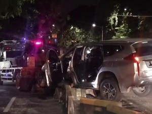 Pengemudi Ngantuk, Mobil Ringsek Tabrak Separator Busway di Jakbar
