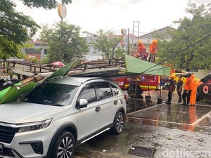 Papan Reklame Toko di Makassar Roboh Akibat Angin Kencang, 2 Mobil Tertimpa