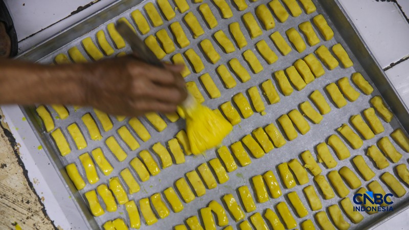 Pekerja menyelesaikan pembuatan kue kering produksi Pusaka Kwitang di Jakarta, Jumat (6/3/2026). (CNBC Indonesia/Faisal Rahman)