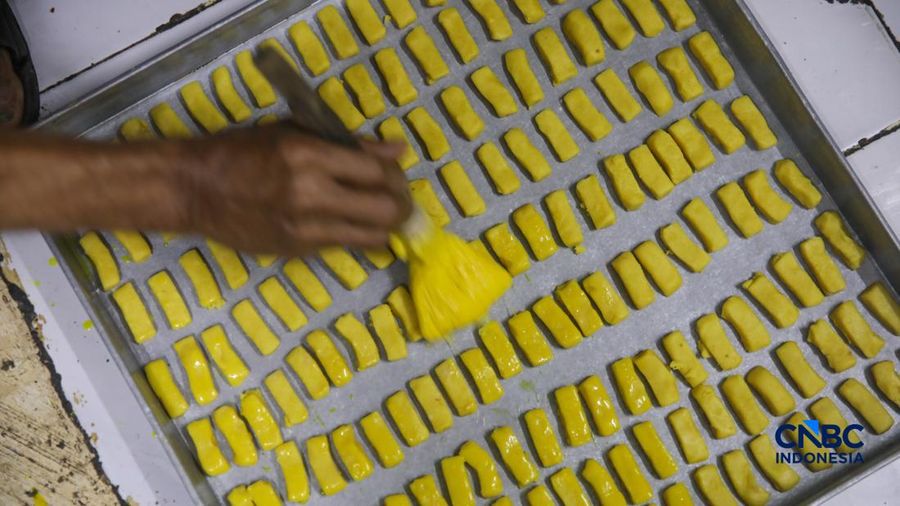 Pekerja menyelesaikan pembuatan kue kering produksi Pusaka Kwitang di Jakarta, Jumat (6/3/2026). (CNBC Indonesia/Faisal Rahman)