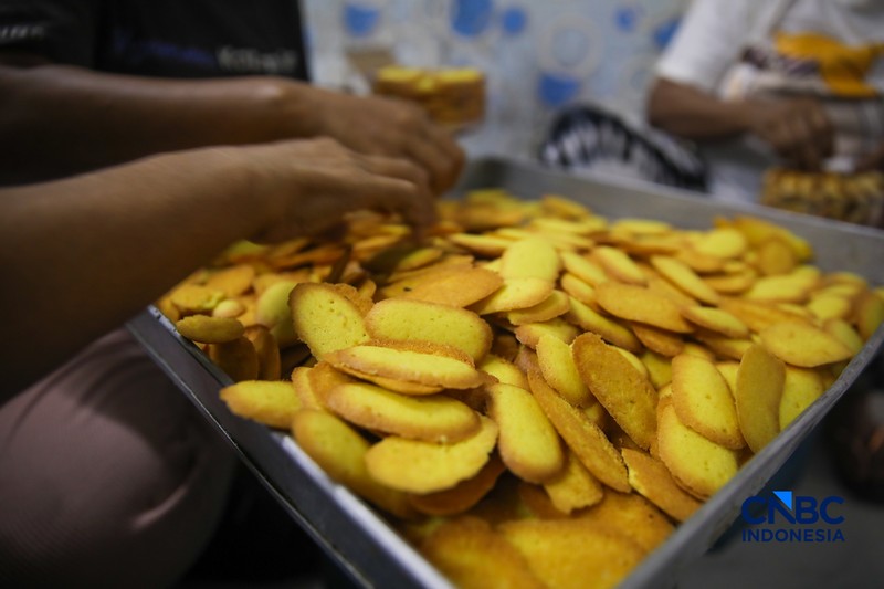 Pekerja menyelesaikan pembuatan kue kering produksi Pusaka Kwitang di Jakarta, Jumat (6/3/2026). (CNBC Indonesia/Faisal Rahman)